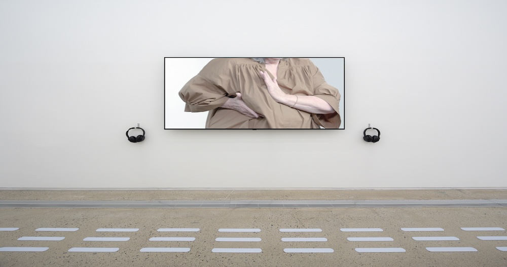 작가, 조영주. 작품명, 커튼 속 살. 부문, 뉴미디어. 제작년도, 2025년. 매체 및 기법, 단채널 영상, 컬러, 사운드. 러닝타임, 15분. 국립현대미술관 제작지원. 영상 스틸. 요가복을 입은 여성들이 허리를 굽히고 골반 운동을 하고 있다.