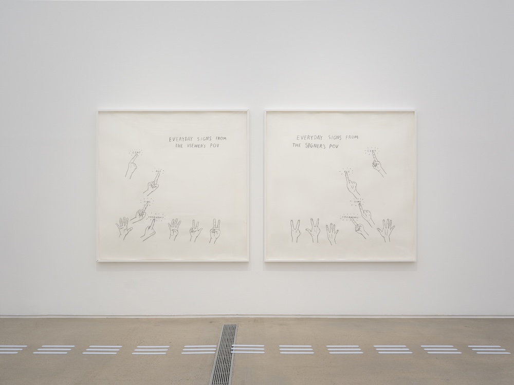 작가, 김 크리스틴 선. 작품명, 일상의 수어. 부문, 회화. 제작년도, 2022년. 매체 및 기법, 종이에 목탄. 규격, 149 ✕ 149 cm 2점. 국립현대미술관 소장. 미색 종이에 단순한 선으로 수어를 하는 손이 각각 여덟 개 그려져 있다. 두 그림은 같은 장면을 표현하고 있다. 왼쪽 그림은 수어를 말하는 사람의 시선에서, 오른쪽 그림은 수어를 듣는 사람의 시선에서 본 장면을 보여준다.