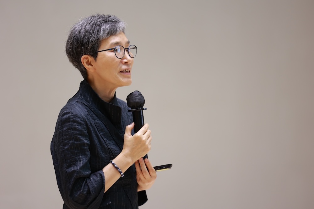 작가, 김영옥, 조미경, 이진희. 작품명, 파도 나이듦과 장애의 교차적 만남. 부문, 퍼포먼스. 제작년도, 2025년. 국립현대미술관 제작지원. 나이 든 몸과 장애가 있는 몸이 함께 등장하는 공연을 위한 홍보 사진이다. 두 사람이 앉아 있다. 한 사람은 휠체어를 탔다. 한 사람은 백발이다. 둘 모두 검은 드레스를 입었다. 두 사람은 즐거운 표정으로 웃고 있다.